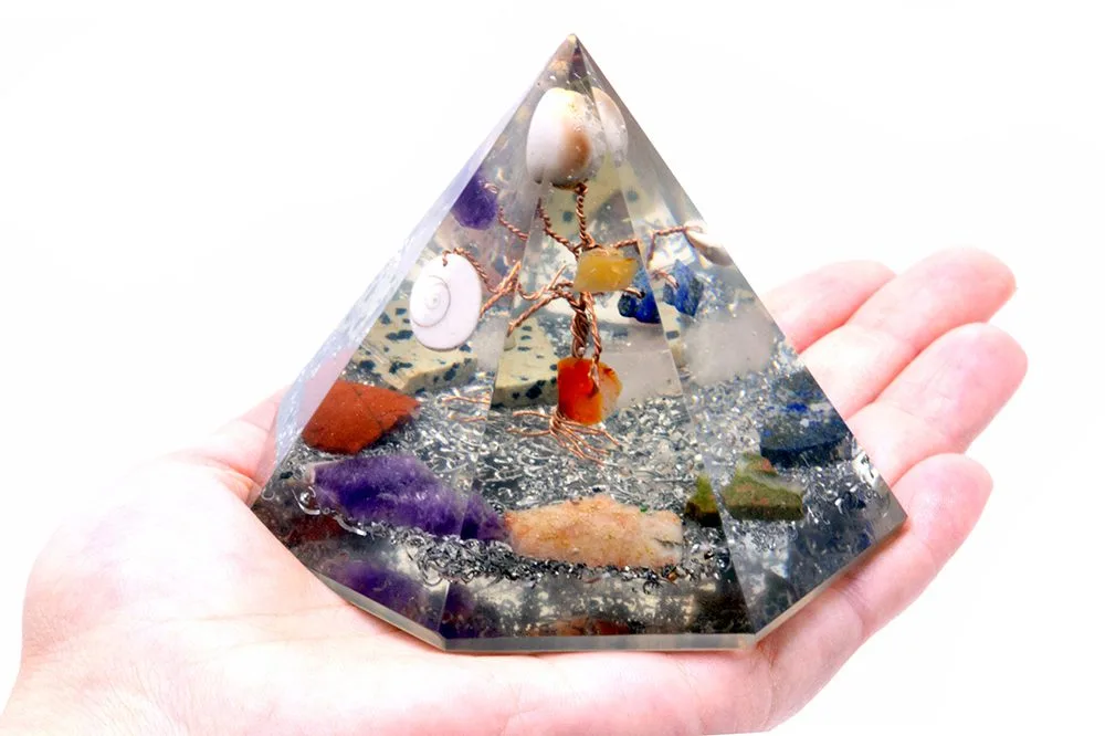 Orgonit-Pyramide mit 7 Seiten – Edelstein-Wunscherfüllungsbaum – 9 cm