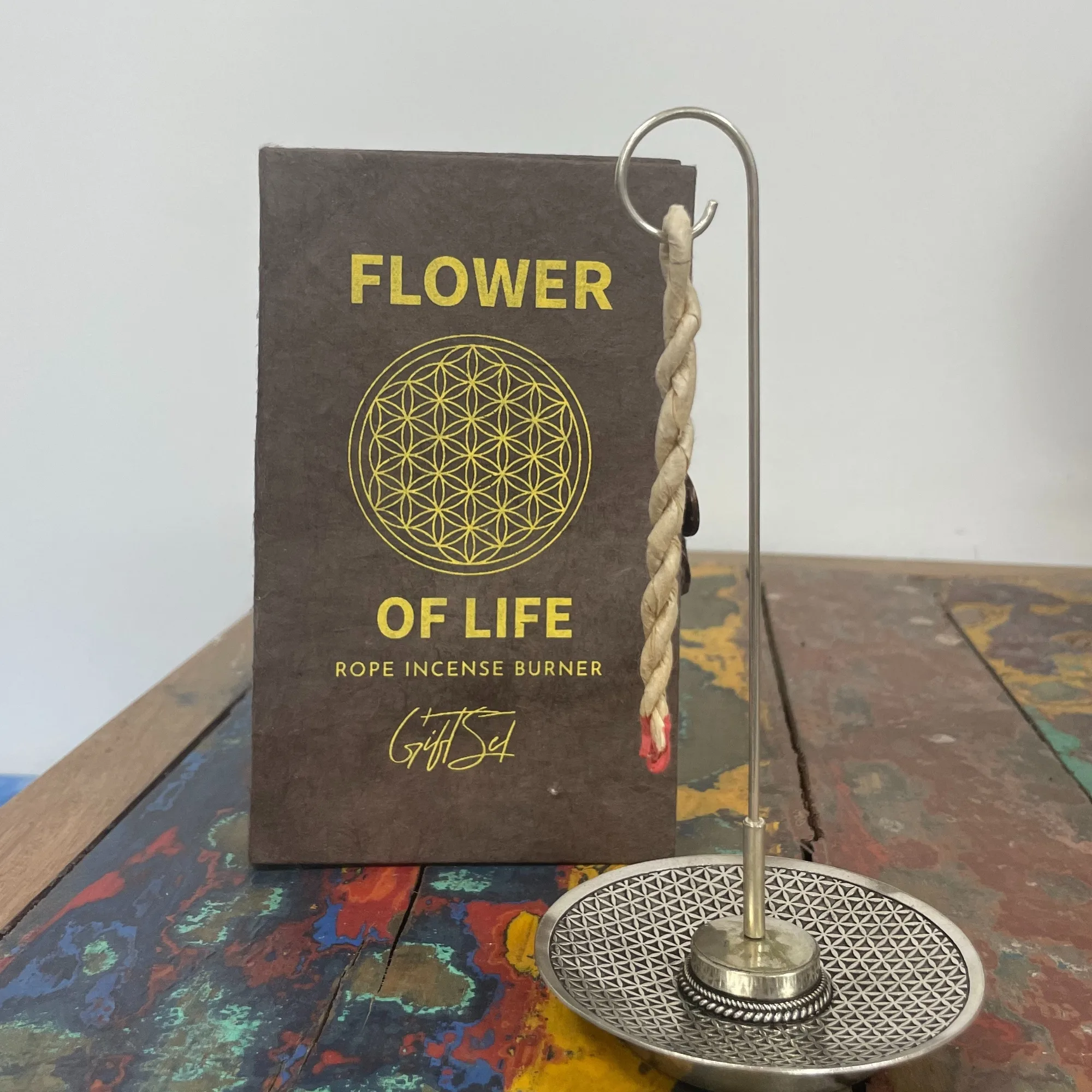 Räucherschnüre und versilberter Halter – Blume des Lebens