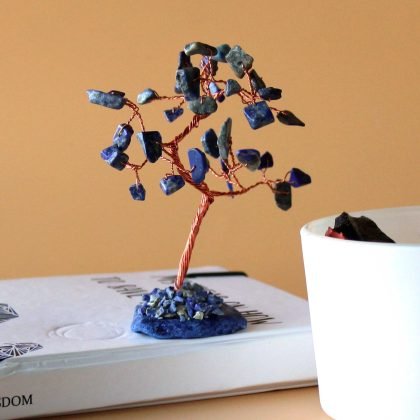 Edelsteinbaum – Sodalite auf blauem Achat (35 Steine)