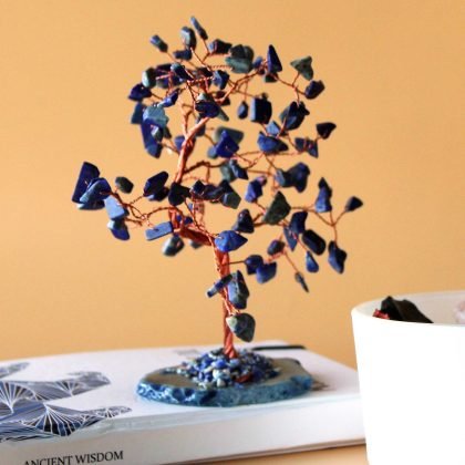 Großer Edelsteinbaum – Sodalit auf blauem Achat (100 Steine)
