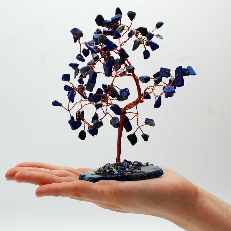 Großer Edelsteinbaum – Sodalit auf blauem Achat (100 Steine) - Image 4