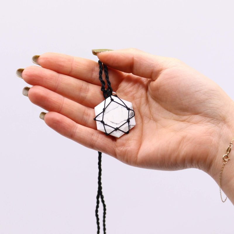 Gefasster Edelstein-Hexagonanhänger – Weißer Howlith - Image 2