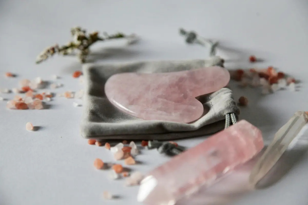Rosenquarz – Wirkung, Eigenschaften und spirituelle Bedeutung