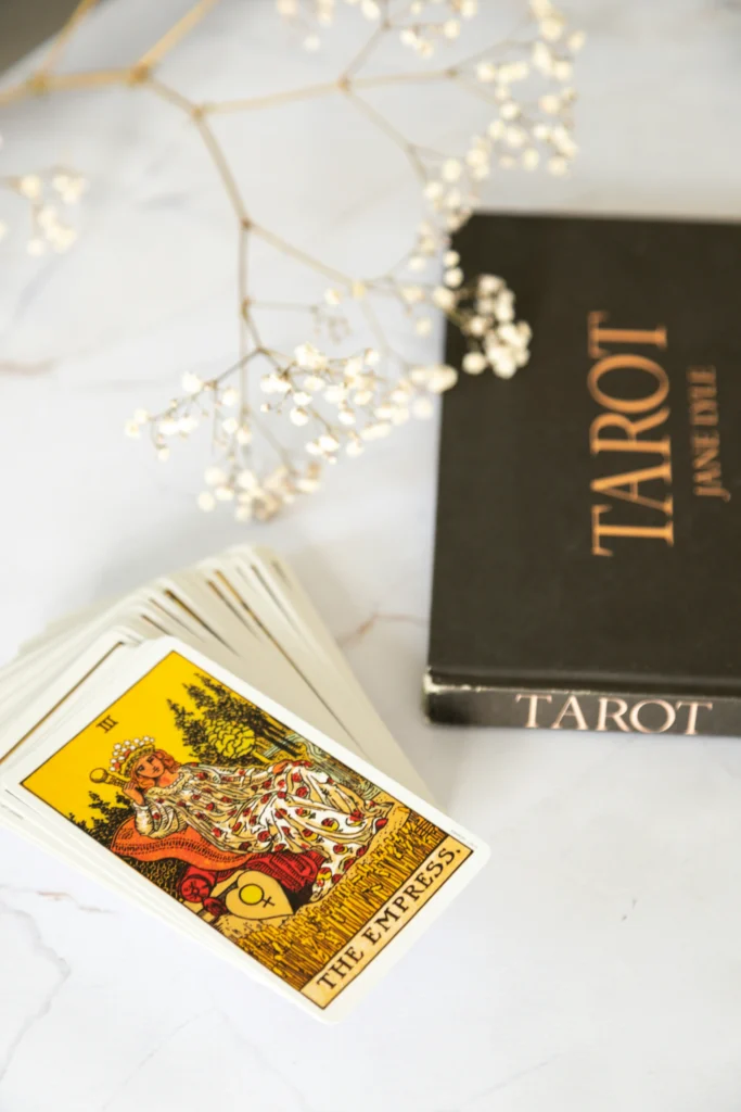 Tarotkarten am Tisch